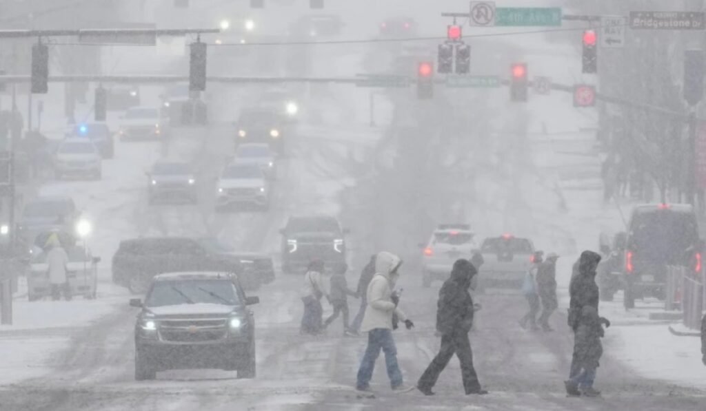Ισχυρή χειμερινή καταιγίδα «Fern» σαρώνει τις Ηνωμένες Πολιτείες, προκαλώντας σοβαρές καιρικές επιπτώσεις Άνθρωποι και αυτοκίνητα σε χιονοθύελλα στην πόλη