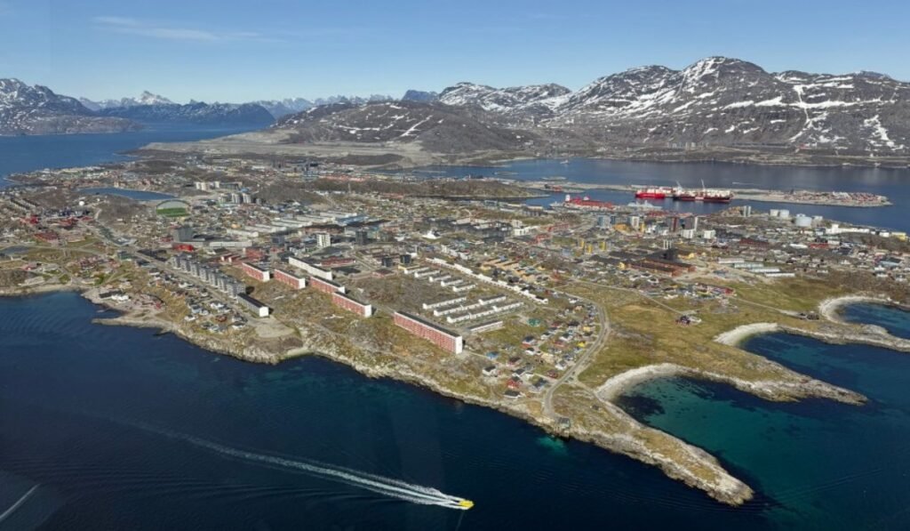 Αεροφωτογραφία παράκτιας πόλης με βουνά και θάλασσα