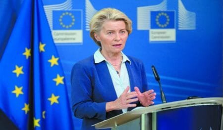 Άτομο μιλά σε συνέντευξη τύπου της Ευρωπαϊκής Επιτροπής