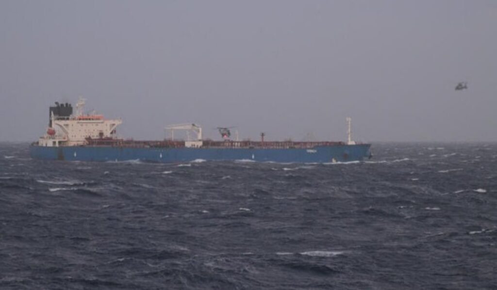 Δεξαμενόπλοιο πλέει στη φουρτουνιασμένη θάλασσα