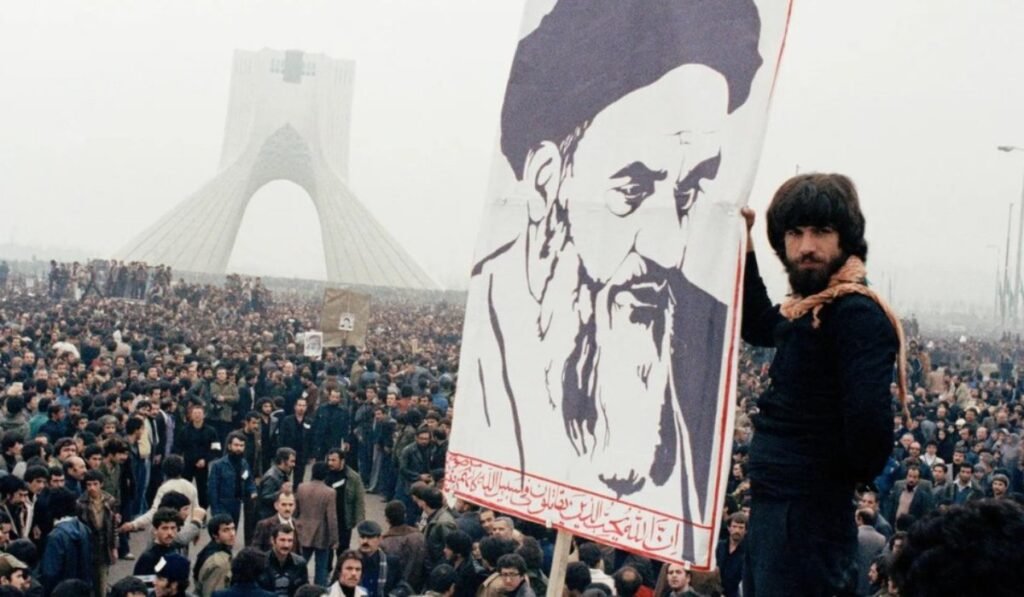 Πλήθος σε διαδήλωση μπροστά στο μνημείο Αζαντί Τεχεράνης