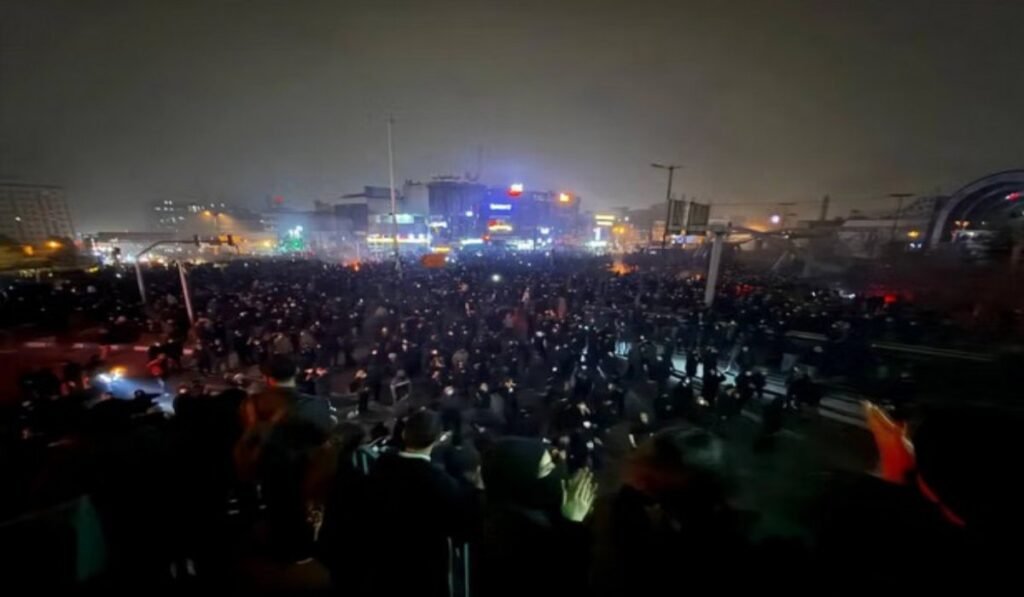 Ιράν: Φόβοι για χιλιάδες νεκρούς διαδηλωτές – Σκηνές μαζικής σφαγής και κατηγορίες περί «τρομοκρατών» Νυχτερινή διαδήλωση σε κεντρική πλατεία πόλης