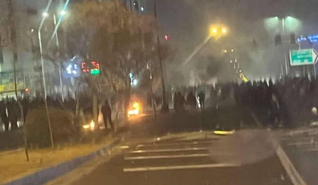 Διαμαρτυρία τη νύχτα με φωτιές και καπνό