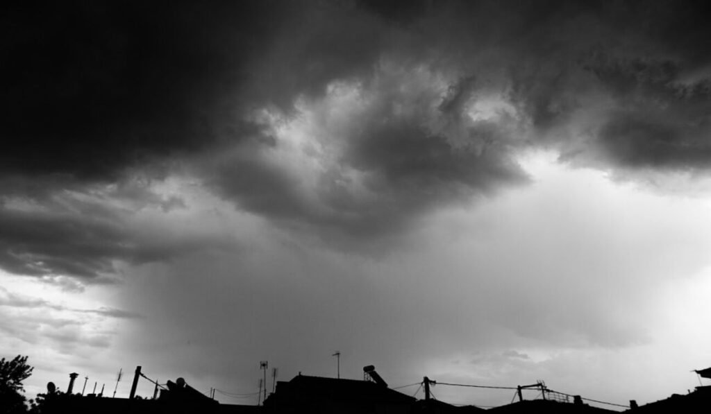 Σκοτεινά σύννεφα πάνω από την πόλη