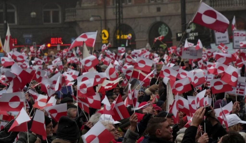 Πλήθος με σημαίες της Γροιλανδίας σε συγκέντρωση