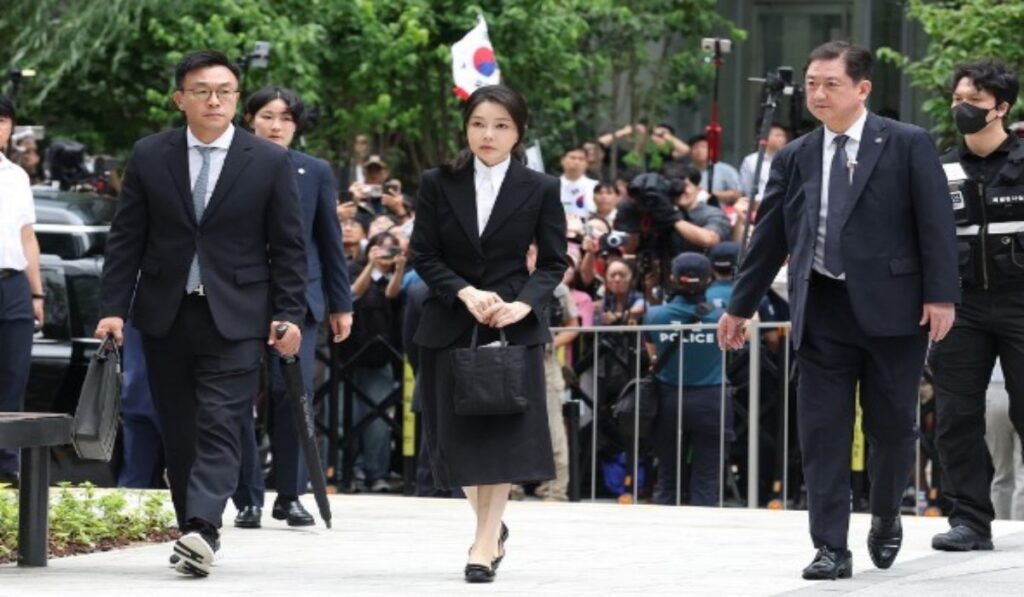 Νότια Κορέα: Φυλάκιση 20 μηνών για τη σύζυγο του Γιουν Σουκ Γιόλ – Στο φόντο η δίκη για εξέγερση Νότια Κορέα σύζυγο του Γιουν Σουκ Γιόλ