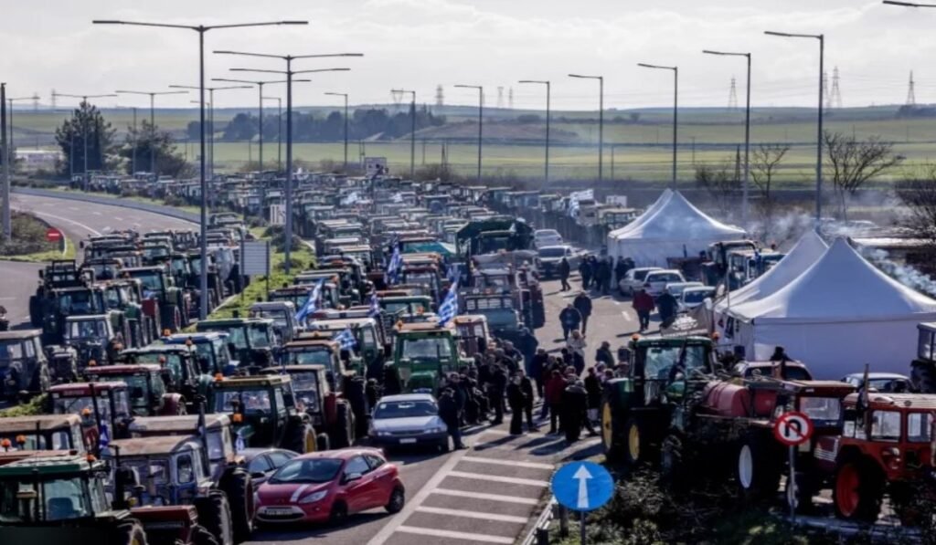 Αγρότες με τρακτέρ σε διαμαρτυρία σε δρόμο