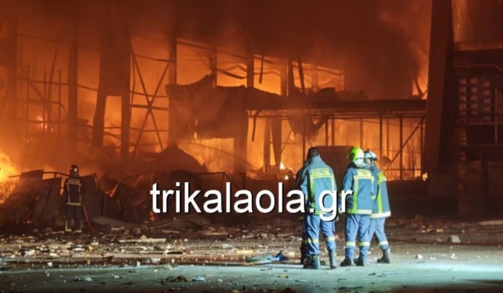 Πυρκαγιά σε βιομηχανικό κτίριο με πυροσβέστες