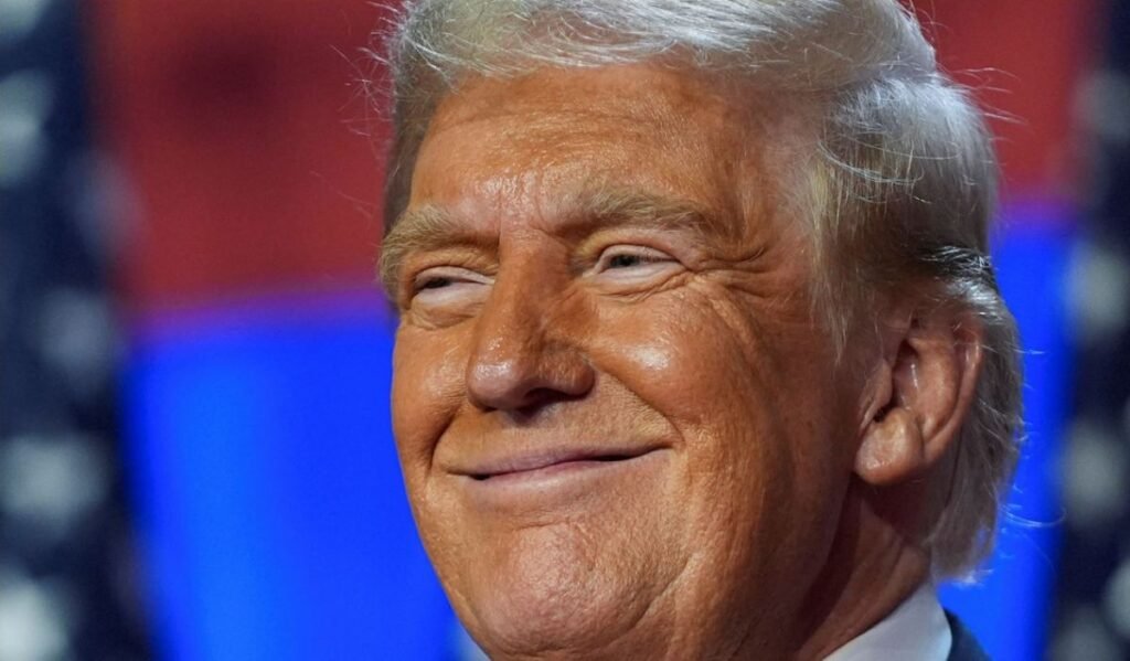 Άνδρας χαμογελά με φόντο αμερικανική σημαία