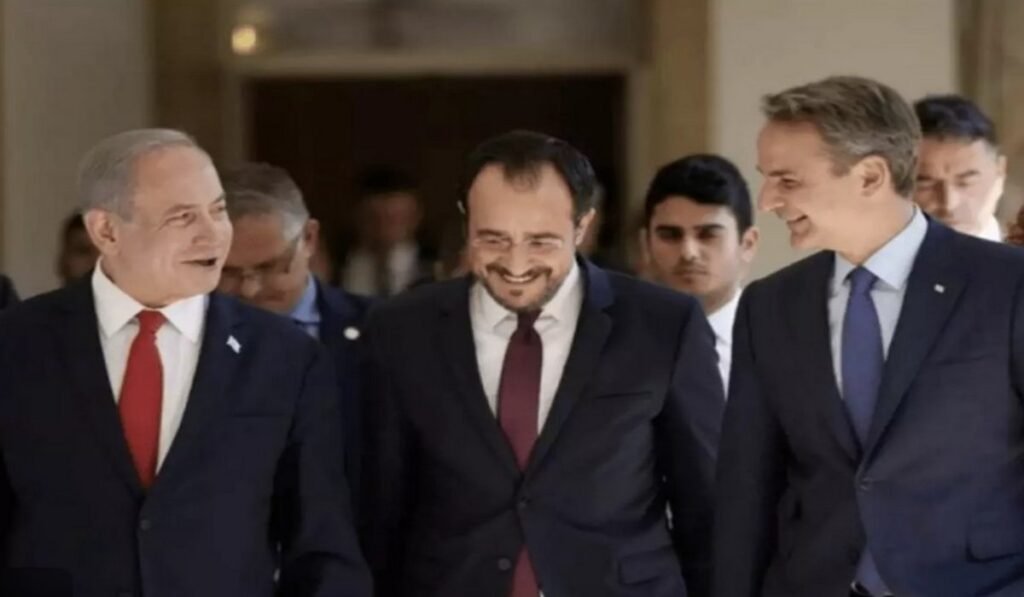 Τρεις άνδρες με κοστούμια χαμογελούν σε συνάντηση