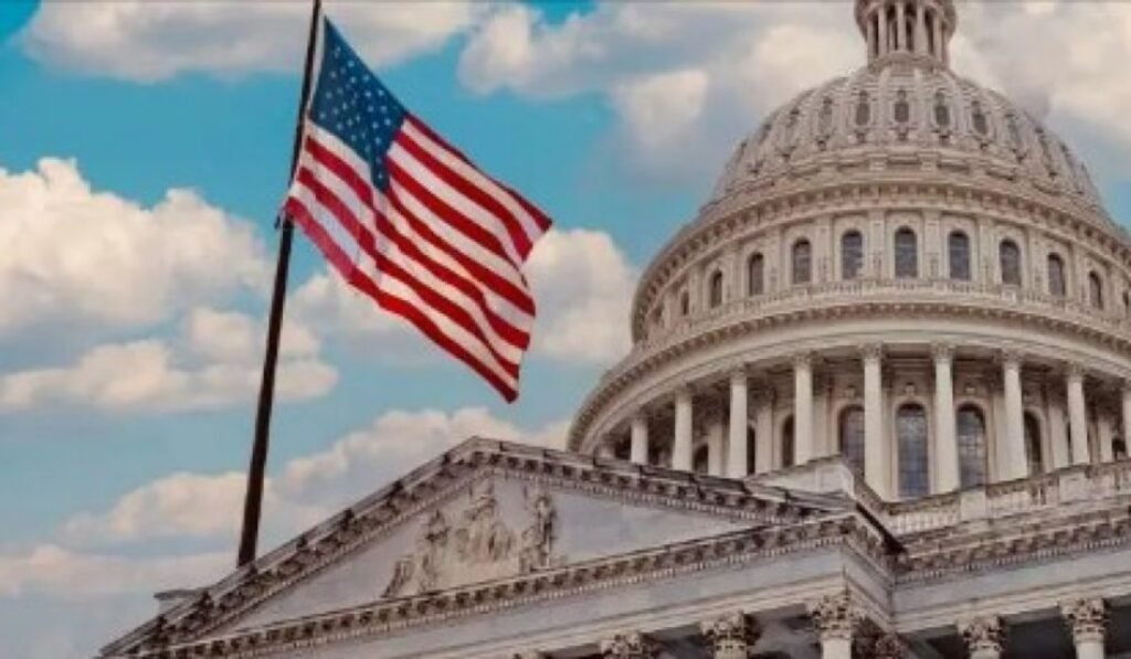 Αμερικανική σημαία μπροστά από κυβερνητικό κτήριο