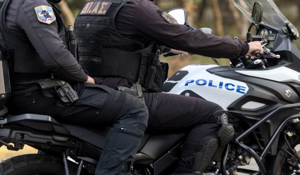 Αστυνομικοί σε μηχανή περιπολίας