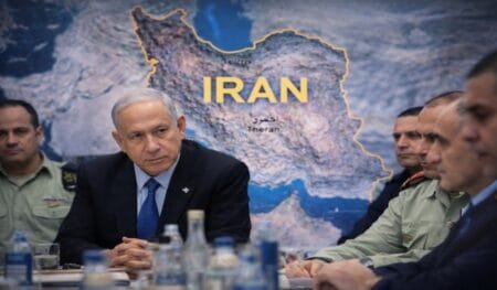 Κρίση στο Ιράν: Νετανιάχου συγκαλεί Συμβούλιο Ασφαλείας ενώ επιστρέφουν οι συνομιλίες ΗΠΑ–Ιράν στο Ομάν – Τα μηνύματα Τραμπ προς Χαμενεΐ Νετανιάχου και ισραηλινή ηγεσία σε συνεδρίαση ασφαλείας με φόντο χάρτη Ιράν