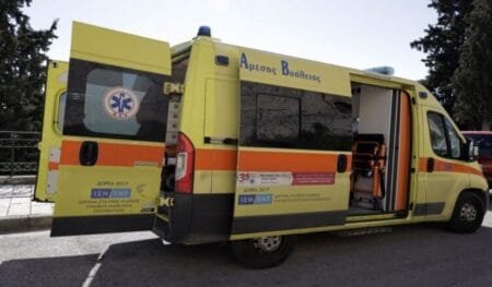 Εντοπίστηκε σορός άνδρα στην παραλία Κοκκινιάς στη Λακωνία ασθενοφόρο