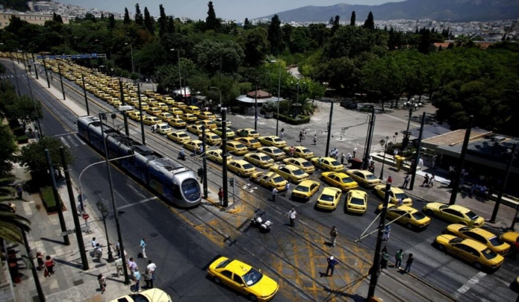 Απεργία ταξί: Σε πανελλαδική κινητοποίηση διαρκείας από αύριο – Ποια είναι τα αιτήματα του κλάδου Κίτρινα ταξί στην Αθήνα κατά τη διάρκεια κινητοποίησης οδηγών ταξί