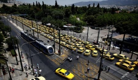 Κίτρινα ταξί στην Αθήνα κατά τη διάρκεια κινητοποίησης οδηγών ταξί