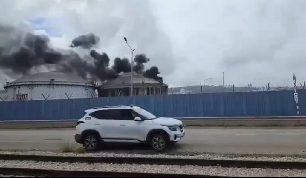 Επίθεση στο διυλιστήριο Bazan στη Χάιφα – Πυρκαγιά μετά από πλήγμα με πυραύλους Το διυλιστήριο Bazan στη Χάιφα δέχθηκε πυραυλικό πλήγμα