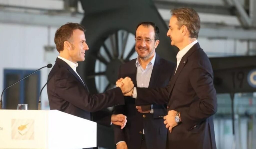 Μητσοτάκης, Μακρόν και Χριστοδουλίδης στην αεροπορική βάση Ανδρέας Παπανδρέου στην Πάφο