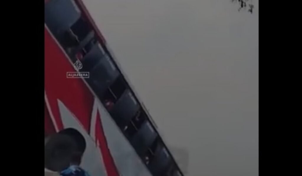 λεωφορείο πέφτει στον ποταμό Πάντμα