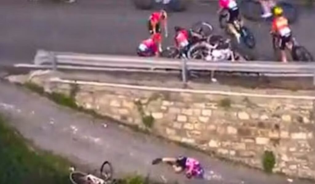 Σοβαρό ατύχημα στον ποδηλατικό γύρο Μιλάνο – Σαν Ρέμο – Πτώση από μεγάλο ύψος για την Ντέμπορα Σιλβέστρι (Βίντεο) βίντεο από τη στιγμή της πτώσης