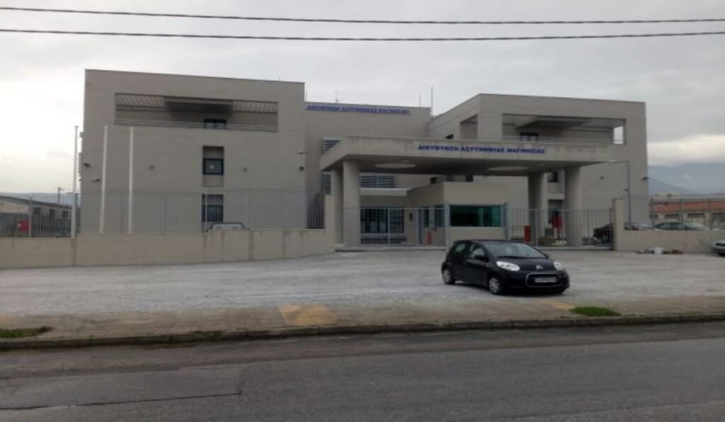 Πυροσβεστική κινητοποίηση έξω από το Αστυνομικό Μέγαρο Μαγνησίας