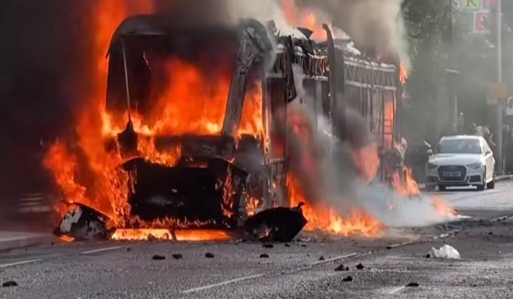Ταραχές στους δρόμους του Μπέλφαστ με φωτιές και συγκρούσεις μετά από επίθεση με μαχαίρι