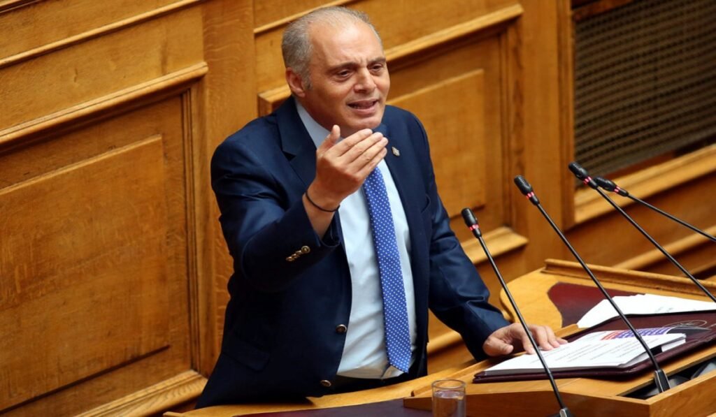 Κυριάκος Βελόπουλος στη Βουλή κατά τη διάρκεια ομιλίας για τα ελληνοτουρκικά και το Αιγαίο