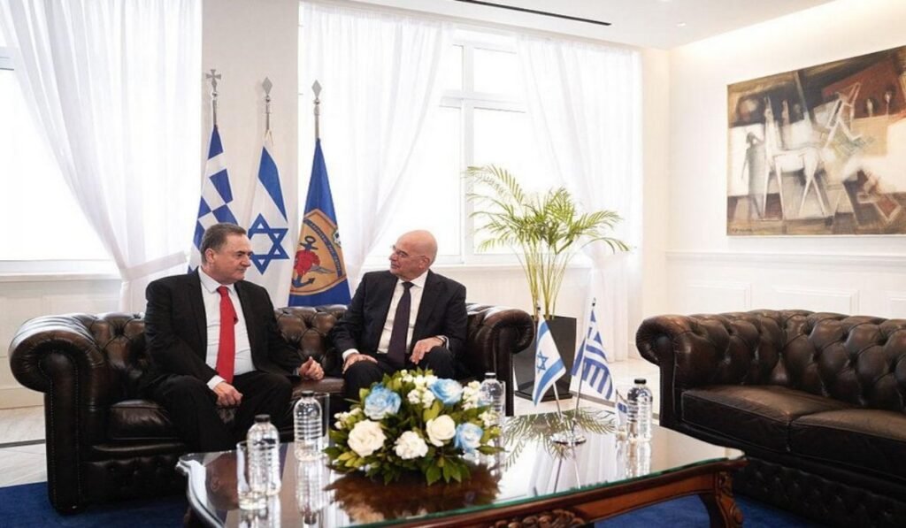Ο υπουργός Άμυνας του Ισραήλ Israel Katz κατά τη διάρκεια επίσημων δηλώσεων στην Αθήνα μετά τη συνάντησή του με τον Νίκο Δένδια.