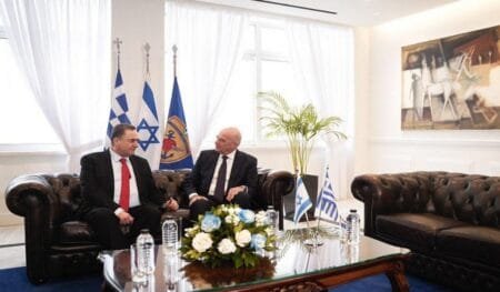 Ο υπουργός Άμυνας του Ισραήλ Israel Katz κατά τη διάρκεια επίσημων δηλώσεων στην Αθήνα μετά τη συνάντησή του με τον Νίκο Δένδια.