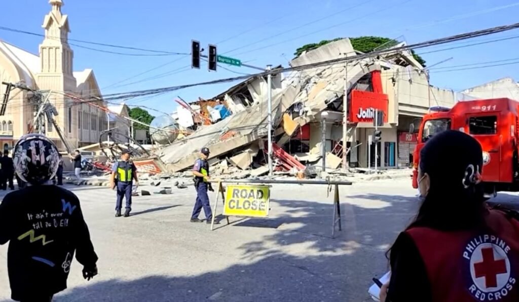 Σεισμός 7,8 Ρίχτερ στις Φιλιππίνες: Νεκροί, καταρρεύσεις κτιρίων και συναγερμός για τσουνάμι Κατεστραμμένα κτίρια μετά τον σεισμό 7,8 Ρίχτερ στο Μιντανάο των Φιλιππίνων
