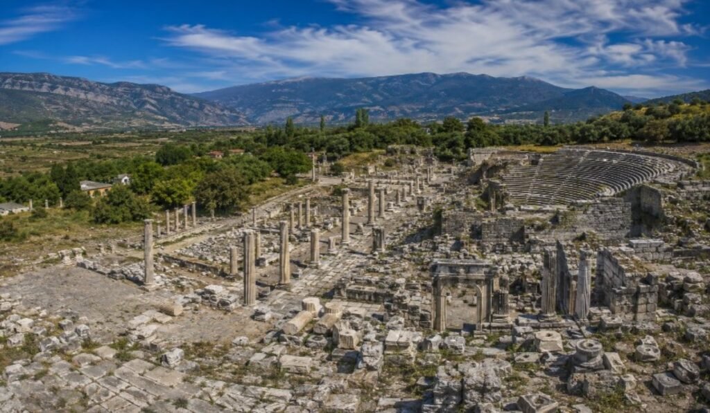 Στρατονίκεια: Πώς η τουρκική αφήγηση επιχειρεί να επαναπροσδιορίσει την ιστορία μιας ελληνιστικής πόλης Πανοραμική άποψη των αρχαιοτήτων της Στρατονίκειας