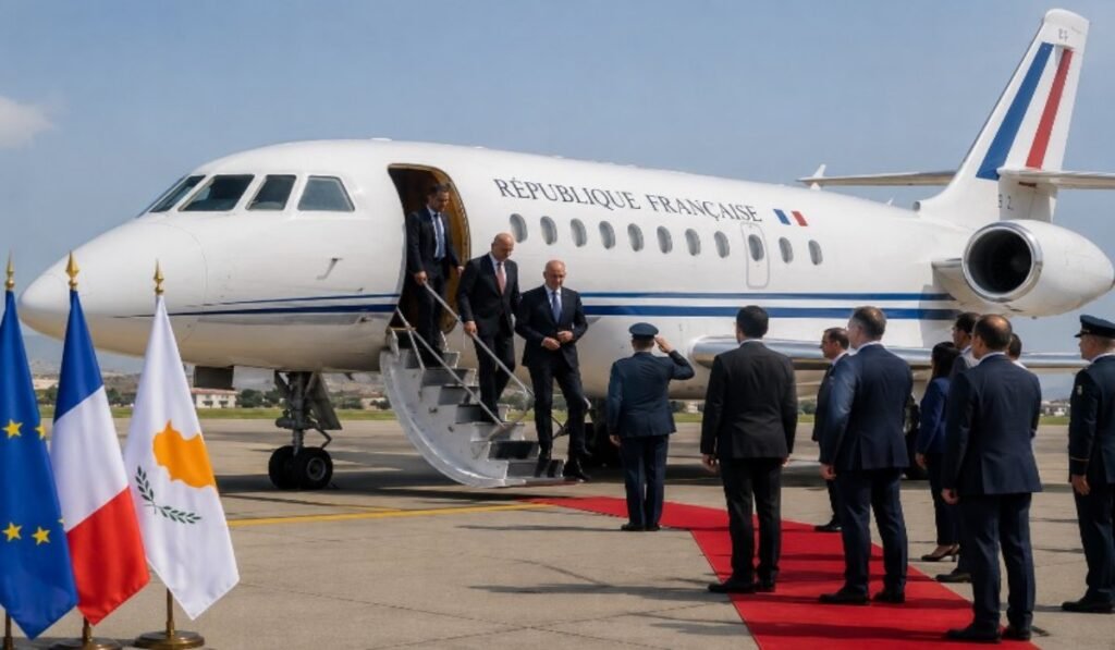 Αεροσκάφος που μεταφέρει Ευρωπαίους υπουργούς Άμυνας κατά την άφιξή τους στην Κύπρο