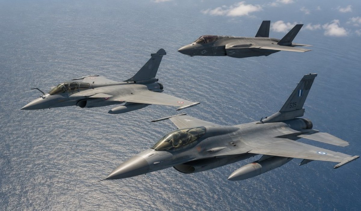 Rafale, Viper και F-35 πανω απο θαλασσα